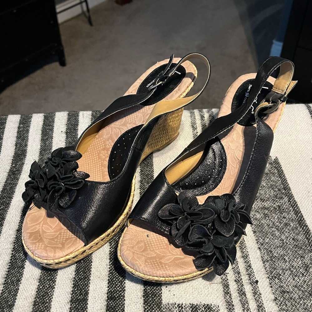 Boc women's size 10 black wedges in very good used condition.